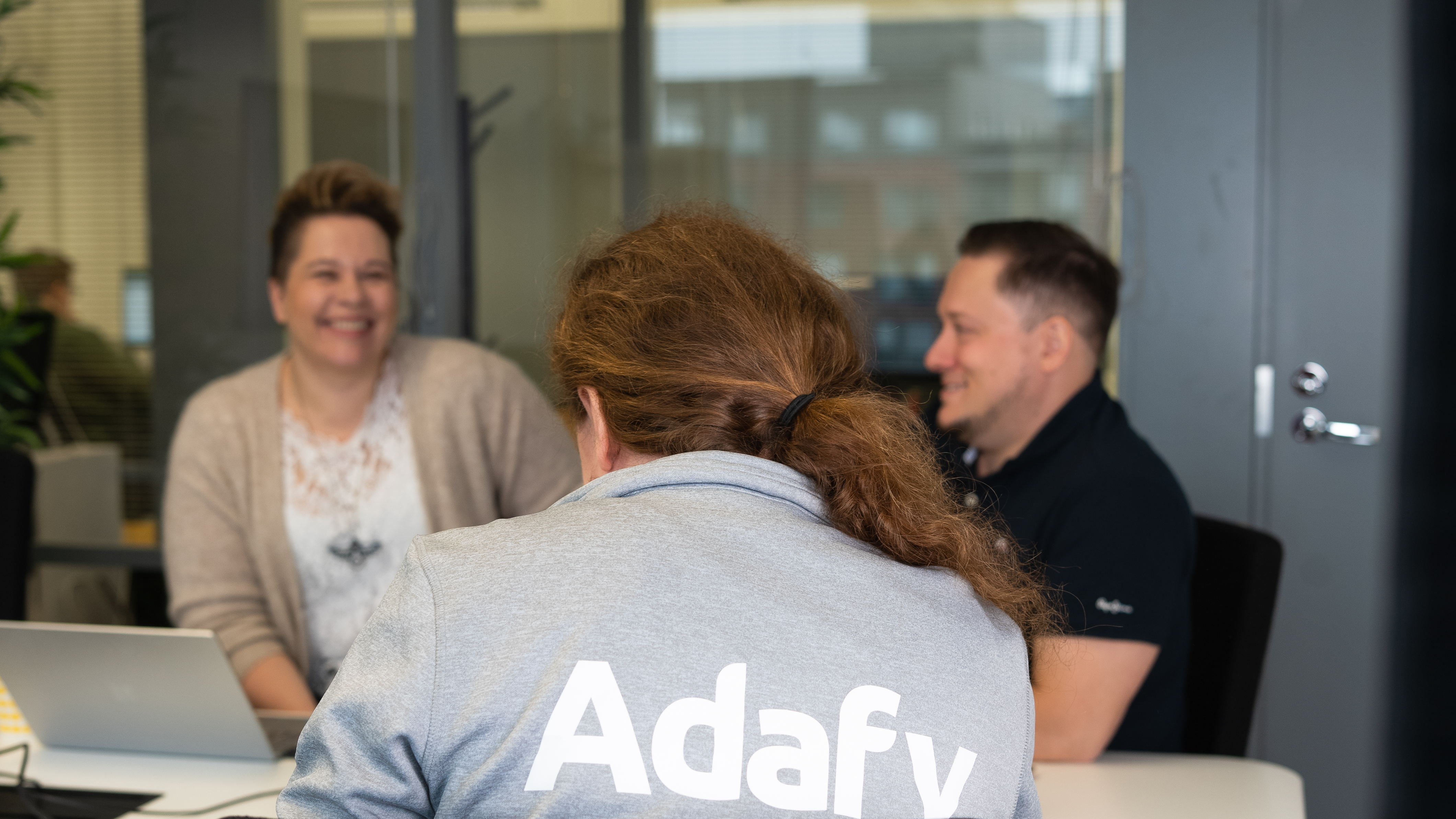 Adafyn tiimi keskustelemassa ratkaisusta
