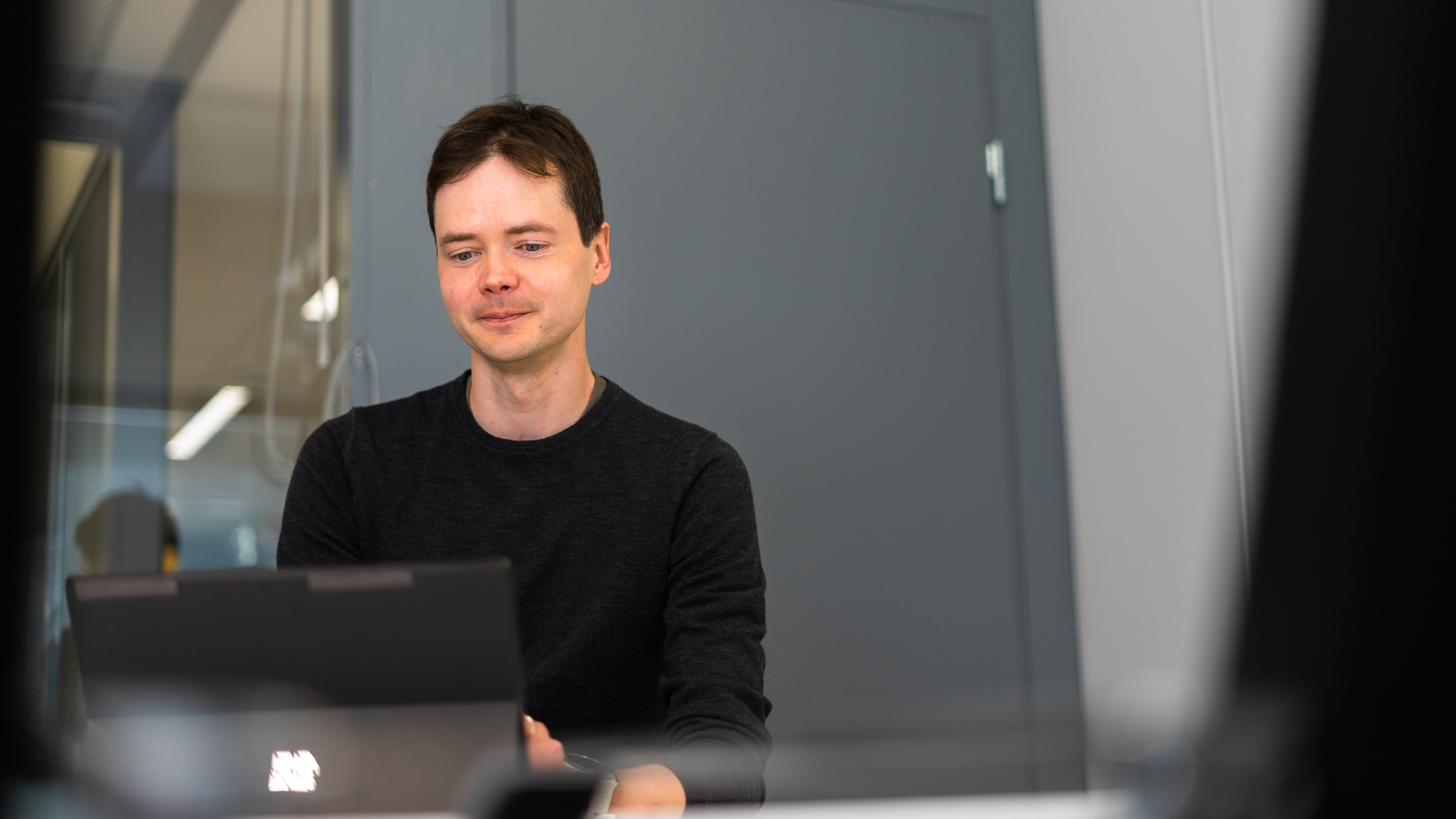 Adafyn kehittäjä läppärillä