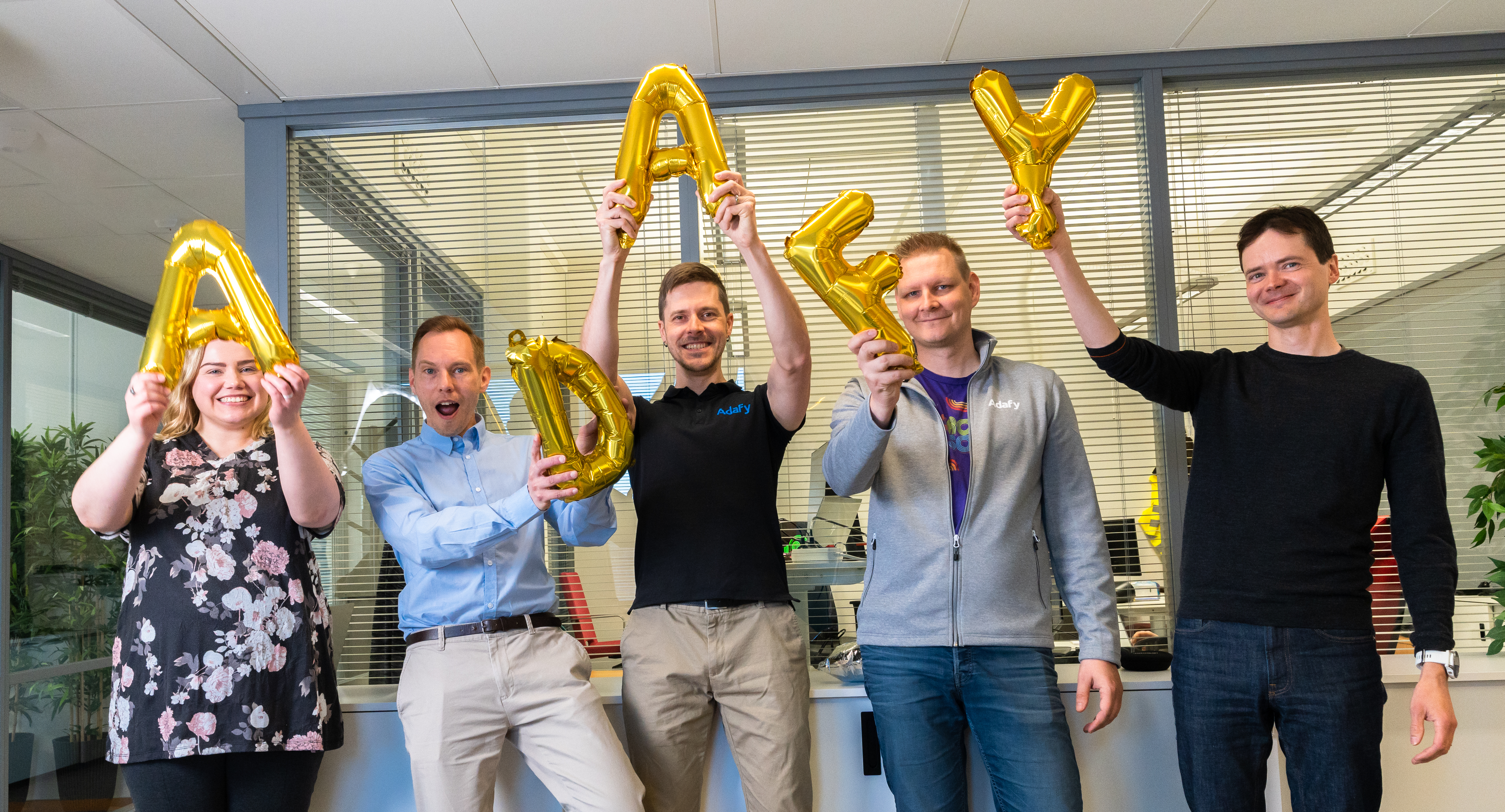 Adafyn tiimi juhlimassa yhdessä